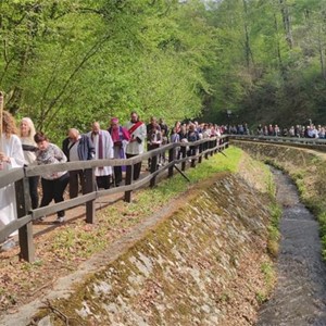 Biskup Šaško predvodi križni put uz Šumsku stazu Bliznec